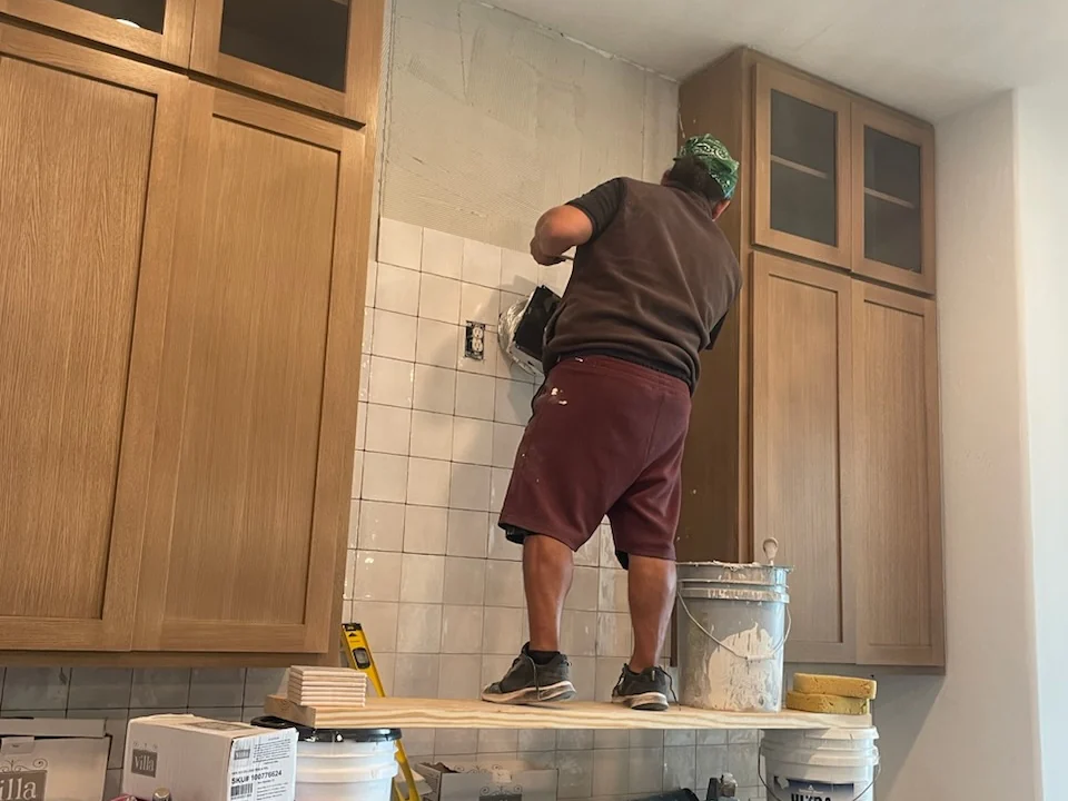 Backsplash tile — Set from a plank across the base cabinets